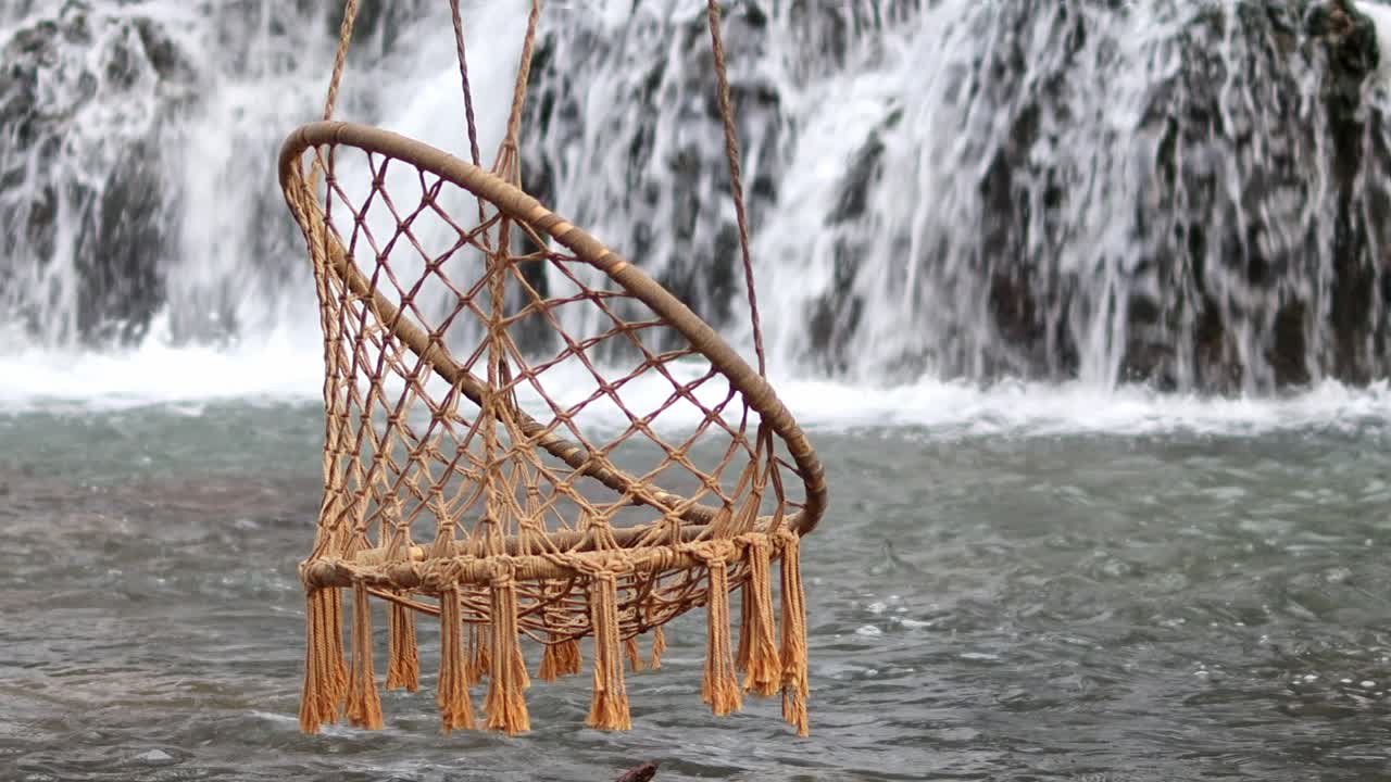 Kursi rotan gantung di dekat air terjun hutan Dokuzak di Pegunungan Strandzha dekat Burgas, Bulgaria.
