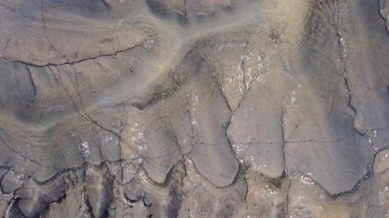 superficie áspera de la fábrica de la cumbre de la colina en el valle salvaje