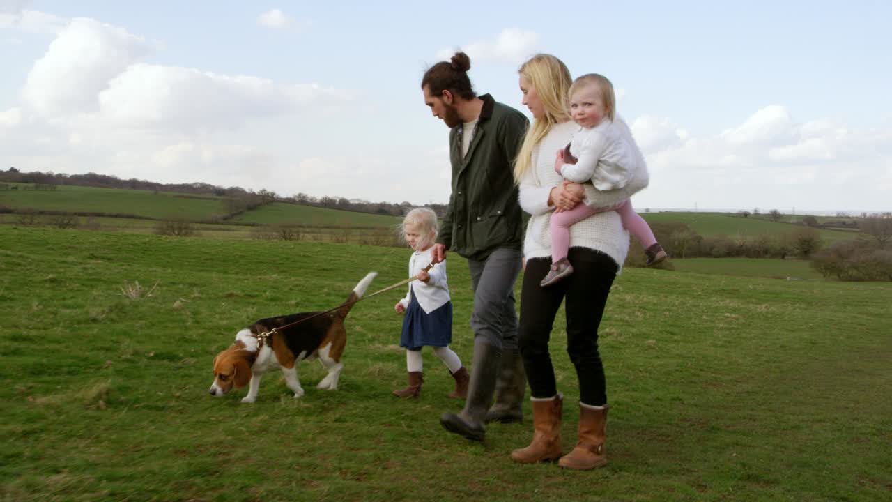 r3d에서 애완 동물 개와 함께 겨울 시골 산책에 가족 촬영
