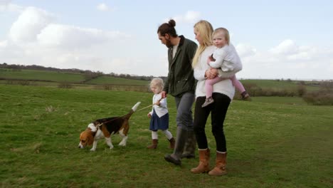 familia en el campo de invierno paseo con perro mascota disparado en r3d