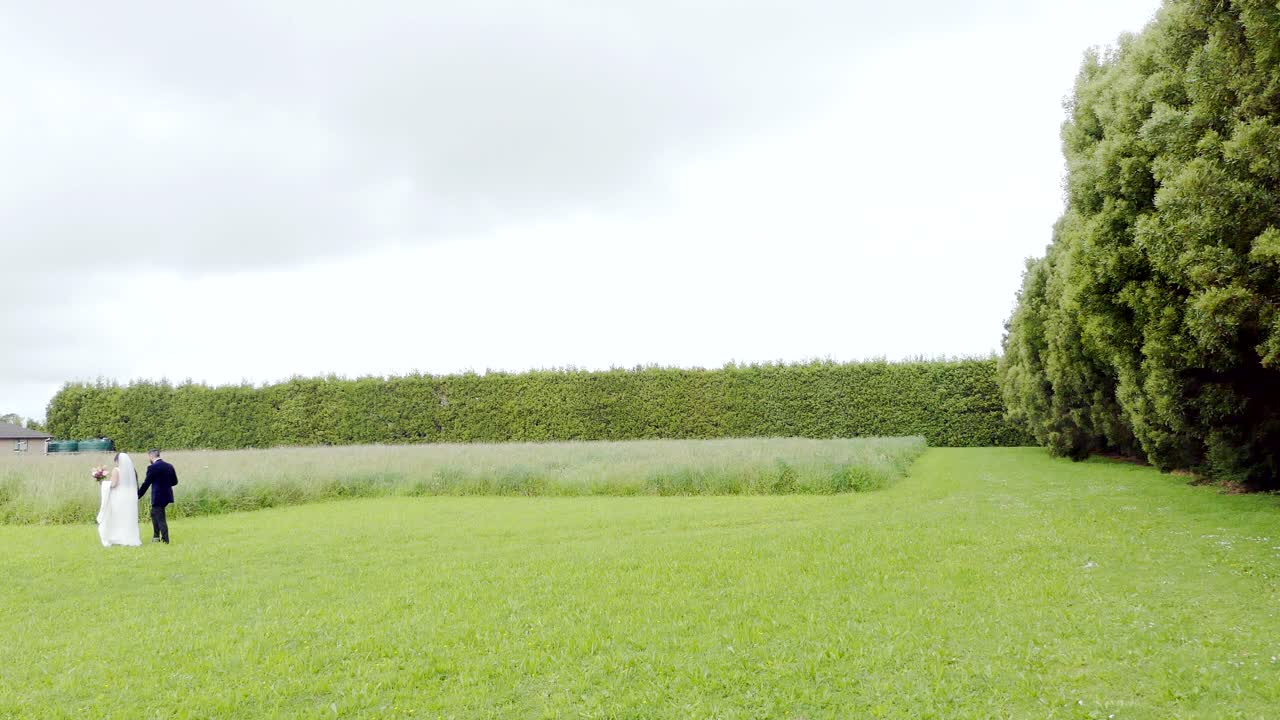 신부 - 결혼식 꽃과 신랑의 샷