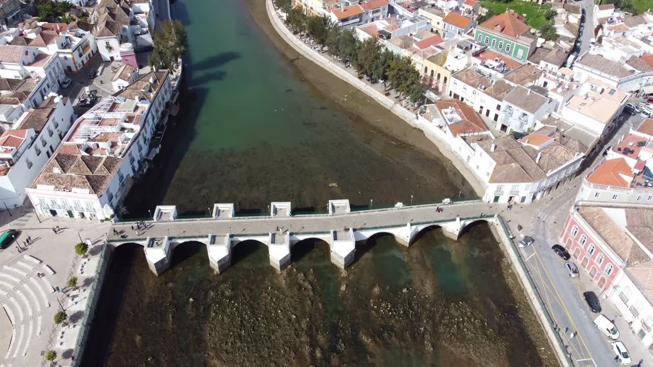 algarve portugal,ponte romana 다리는 구시가의 중심에 있는 갈라오 강에 걸쳐 있습니다.