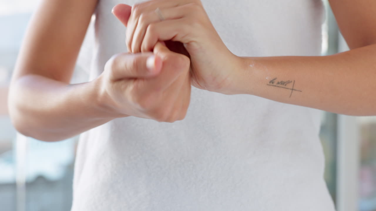 Mani di donna con manicure, crema e cura della pelle