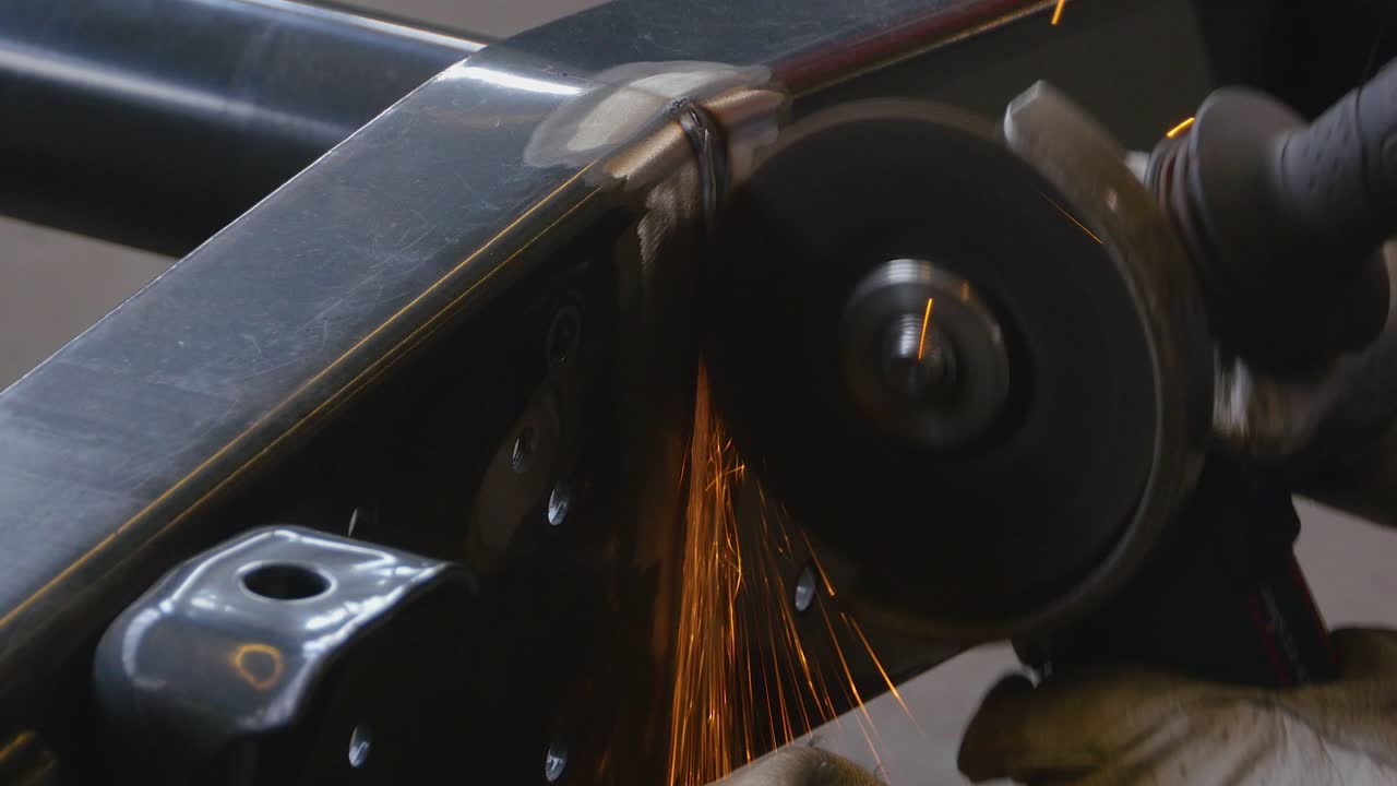 손으로 들고 다니는 금속 표면 각 가공기