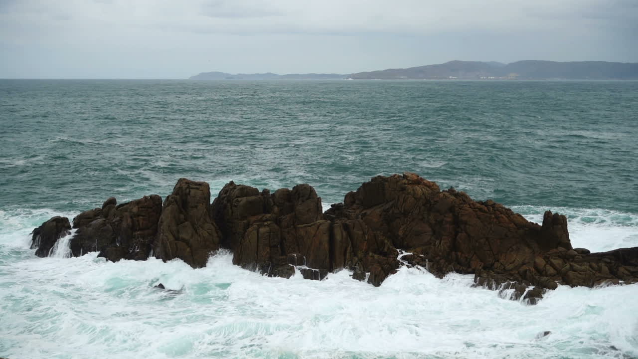 Riprese dell'Oceano Atlantico. Al rallentatore. Rocce e oceano.
