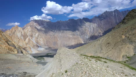 Toma-Aérea-Amplia-Del-Camino-Del-Glaciar-En-Los-Prados-De-Hadas-De-Pakistán,-Toma-Cinematográfica-De-Drones