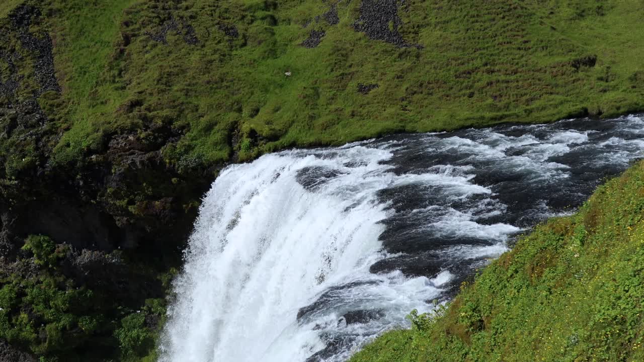hermosa cascada de skógafoss en islandia de cerca, 4k