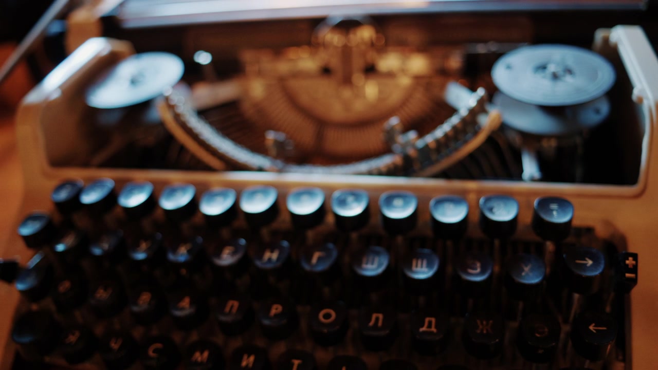 Primo piano di una macchina da scrivere meccanica vintage con tasti e componenti metallici visibili