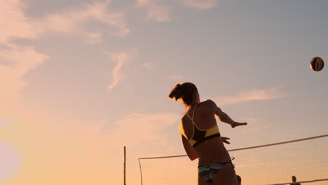 Jovencita-Salta-Y-Sirve-Voleibol-En-La-Playa-A-Cámara-Lenta