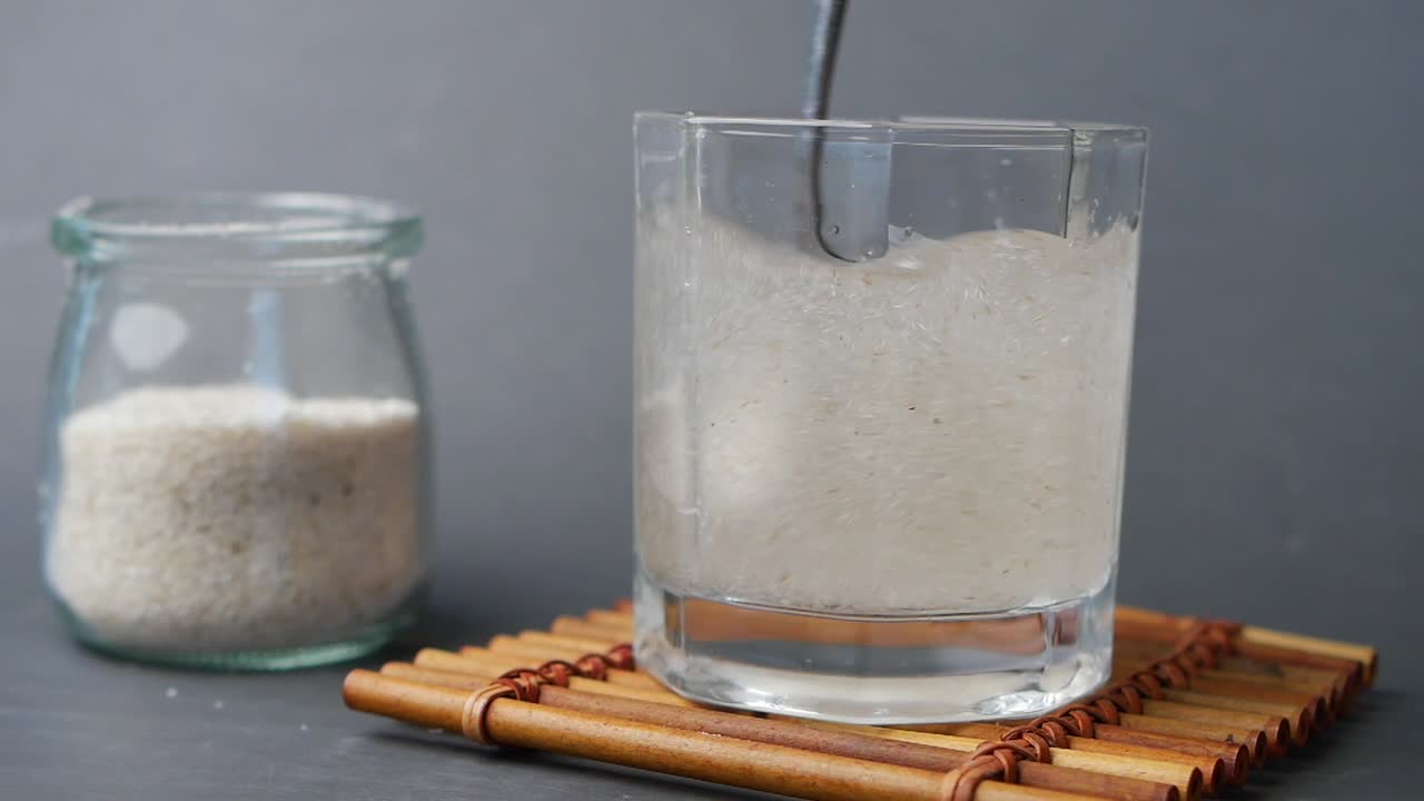 preparando la sopa de nido de pájaro