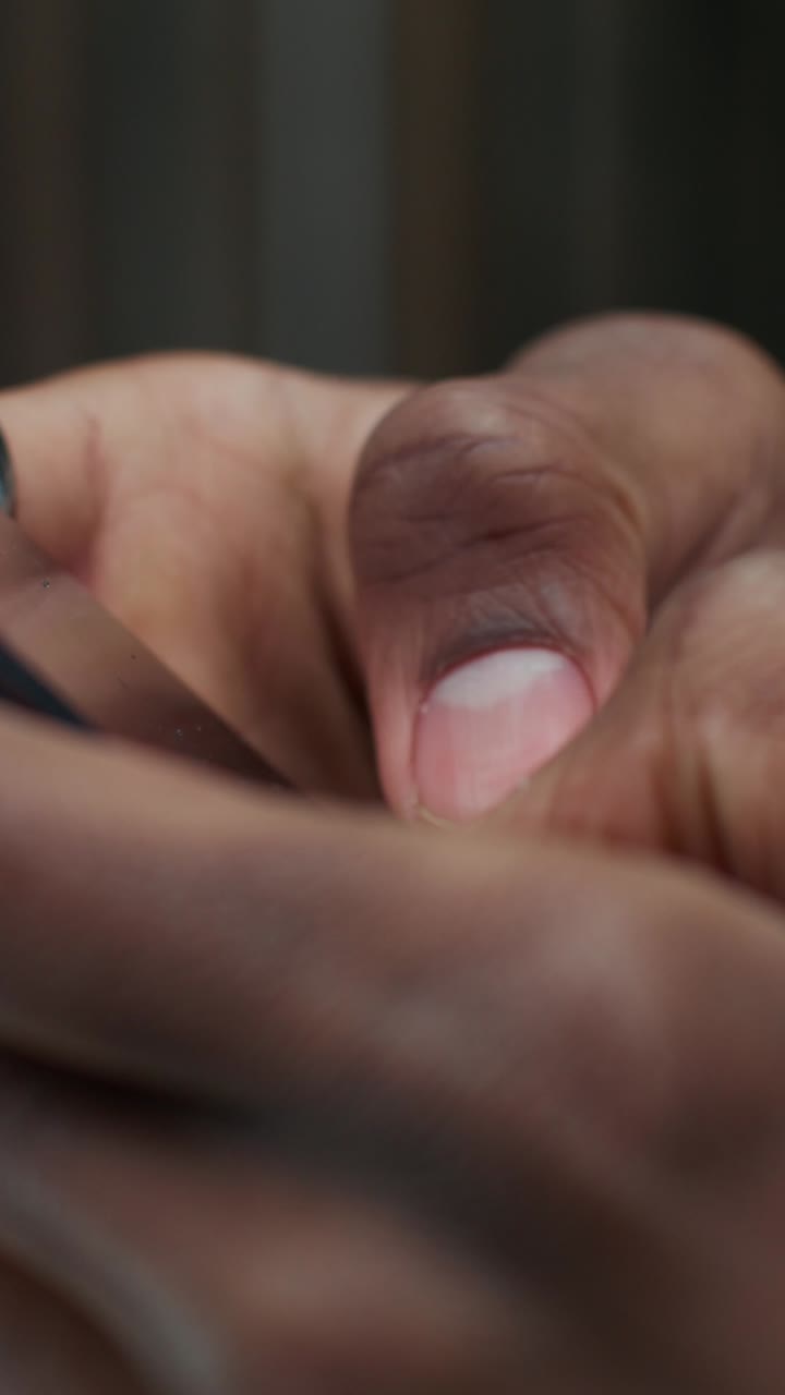 primer plano de las manos tocando la pantalla de un teléfono inteligente