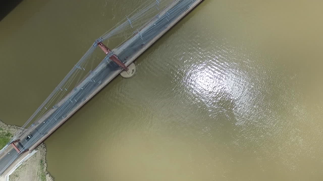 vista aérea de drones de arriba hacia abajo del tráfico en puentes sobre el río santa fe, argentina en un día soleado