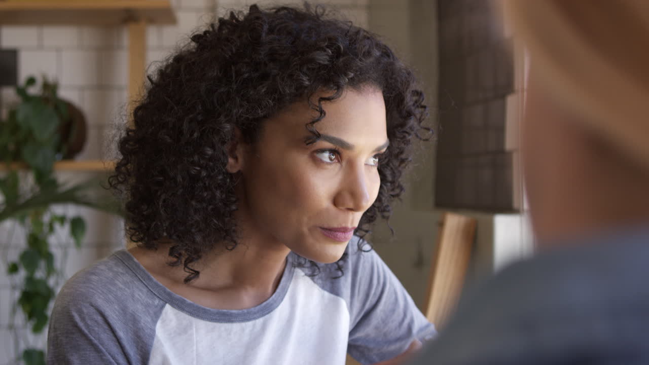 dos amigas se reúnen en una cafetería filmadas en cámara lenta