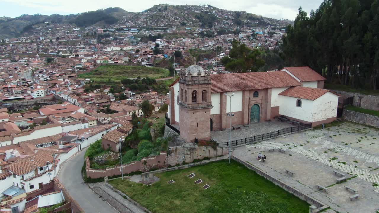 personas sentadas en el cementerio de la iglesia de san cristóbal en cusco, perú