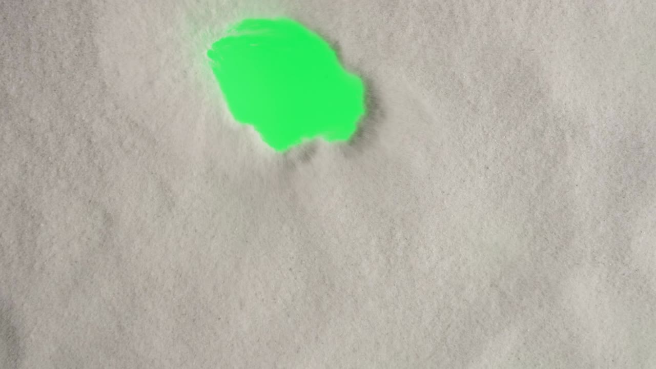 깨한 모래는 녹색 화면을 보여주는 크로마 키 배경, 광고 영역, 작업 공간 모양. 휴가 또는 여행 광고를위한 모래 바다 배경. 가까운. 느린 모션.