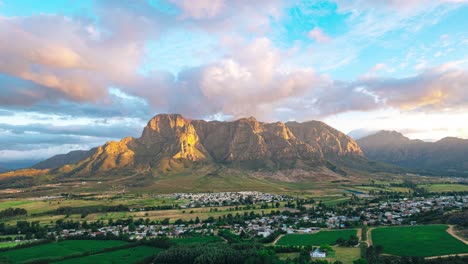 Disfrute-Del-Impresionante-Encanto-De-Las-Montañas-De-Sudáfrica-Mientras-Es-Testigo-De-Los-Patrones-Siempre-Cambiantes-De-Las-Nubes-En-Movimiento-Y-Las-Impresionantes-Vistas-Verdes-En-Este-Fascinante-Metraje-De-Hiperlapso.