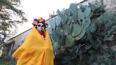 Mujer-Disfrazada-Para-El-Día-De-Los-Muertos,-Caminando