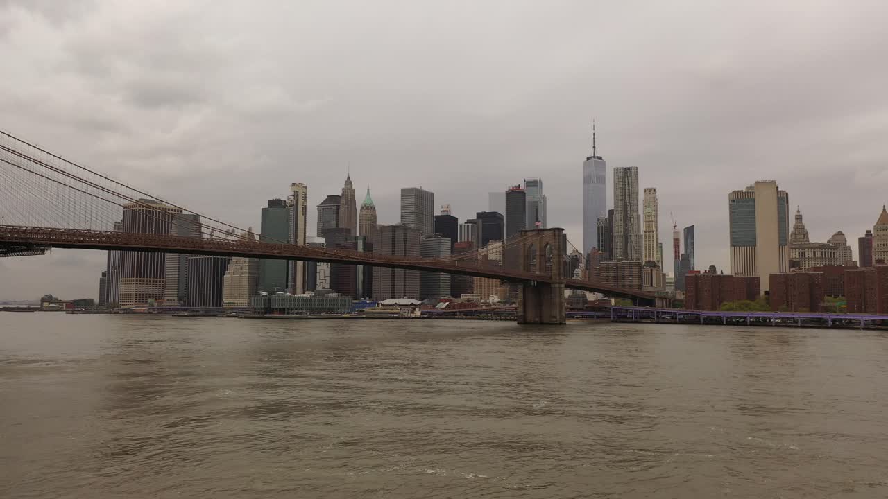 Et luftfoto over East River på en overskyet dag