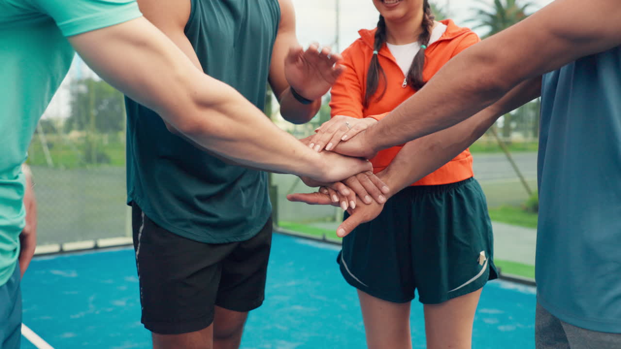 Riunione di squadra e celebrazione su un campo sportivo all'aperto