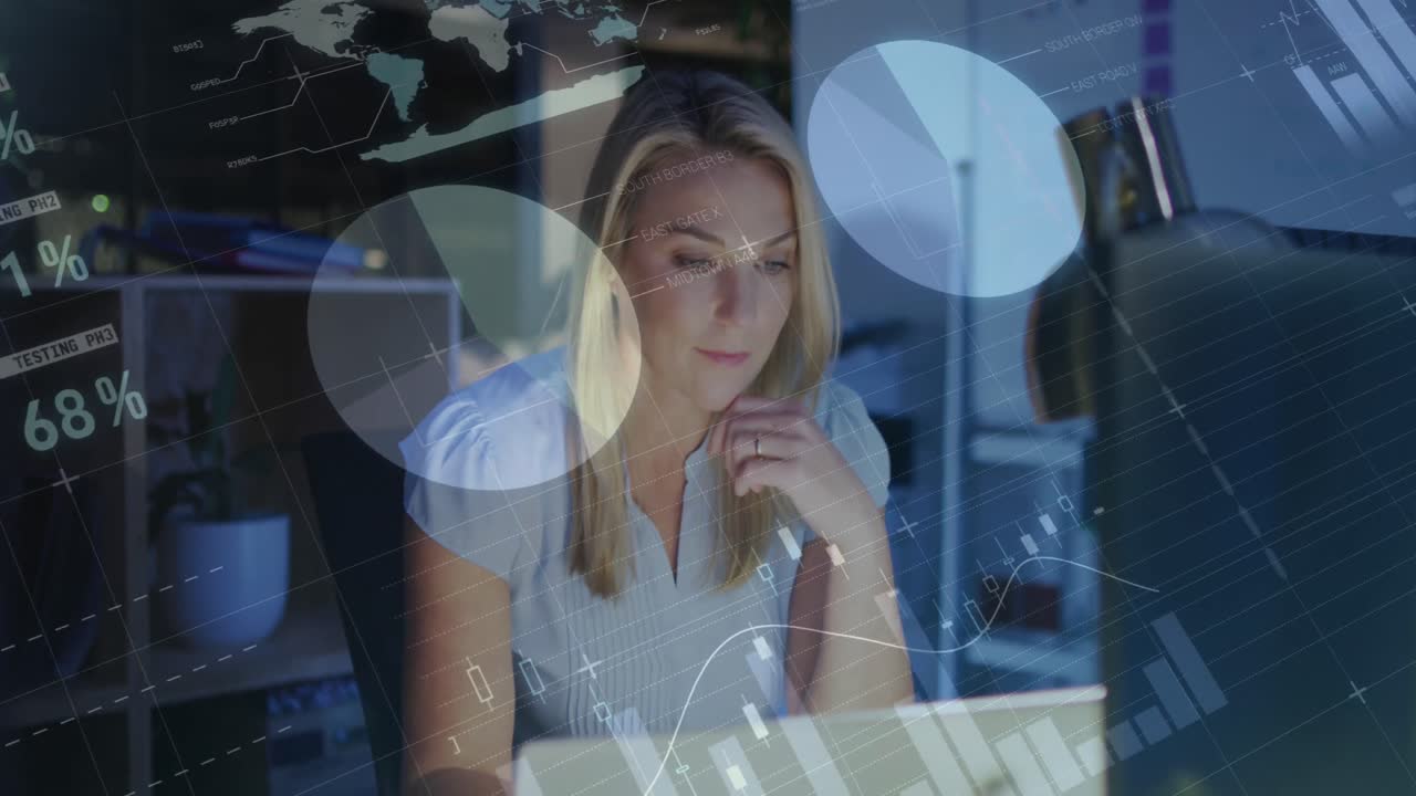 animación del procesamiento de datos sobre una mujer de negocios caucásica que trabaja en la oficina