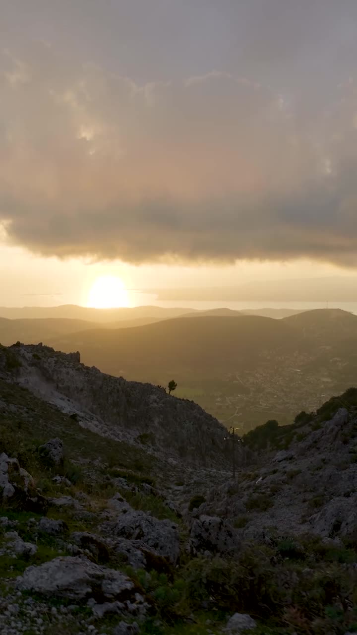 Il tramonto dalla cima della montagna