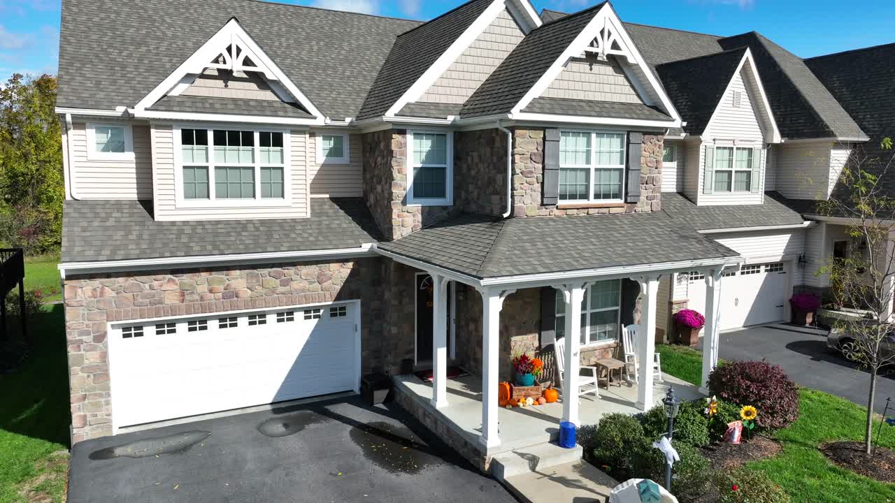 casa americana decorada para el otoño y halloween