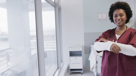 retrato de una feliz mujer médica afroamericana en una habitación de hospital con espacio para copiar, cámara lenta