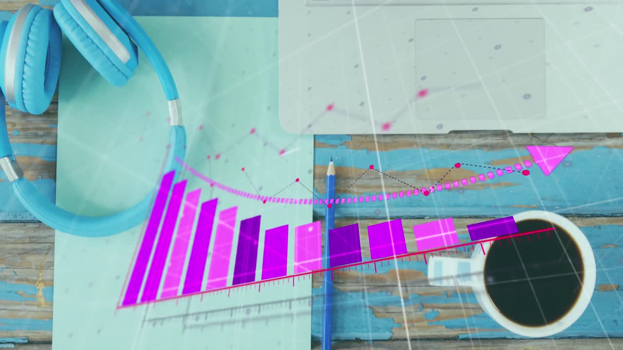 animación del procesamiento de datos estadísticos en taza de café, portátil, auriculares en superficie de madera