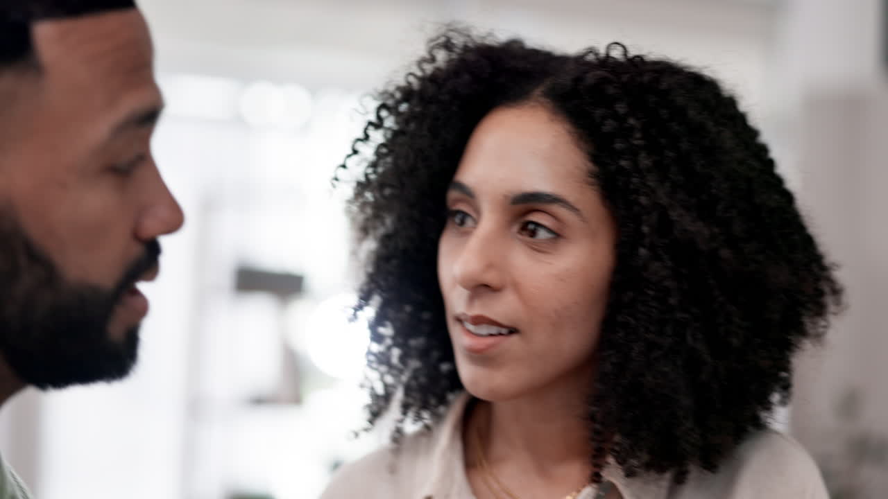 engaño, teléfono y pelea de pareja en una sala de estar