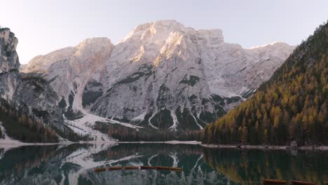 El-Dron-Desciende-Para-Revelar-Botes-De-Remos-Icónicos-En-El-Lago-Di-Braies-En-La-Cordillera-De-Los-Dolomitas