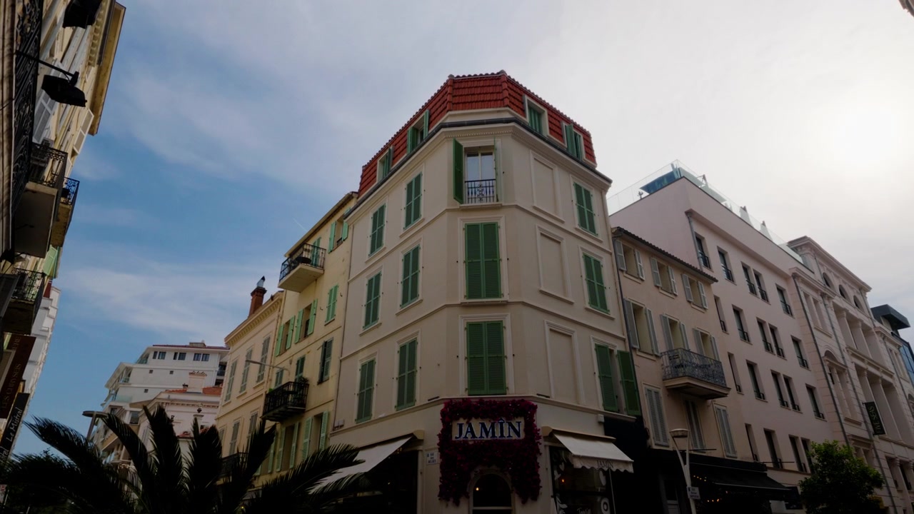 Vista stradale della classica architettura francese con persiane verdi nel centro della città di Cannes
