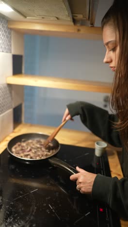 mujer cocinando en la cocina