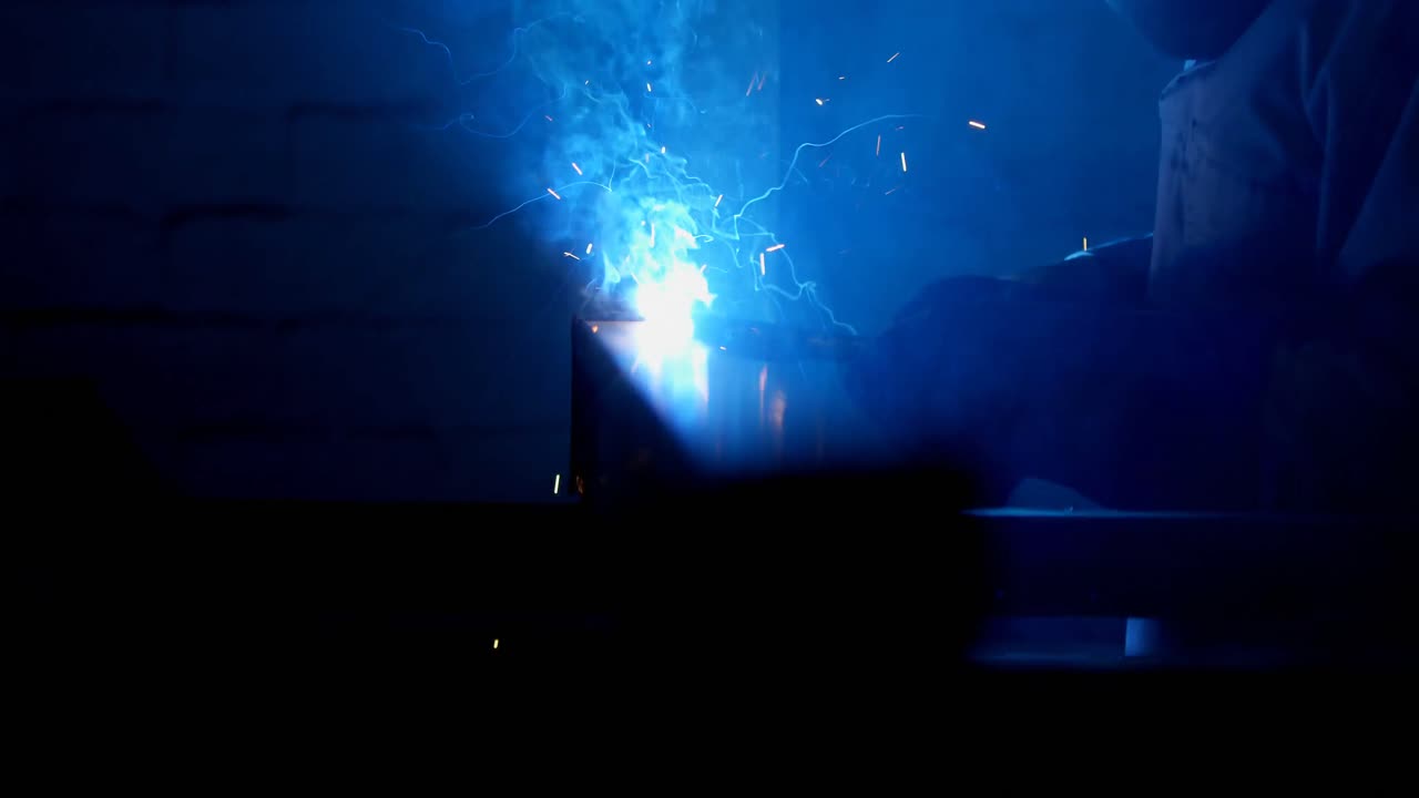 4k 워크 ⁇  에서 용접  ⁇ 불 을 사용하는 금속공