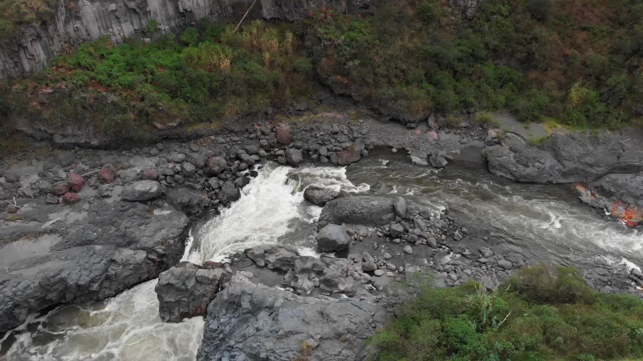 vistas del sinuoso río pastaza y las escarpadas montañas en la ruta de las cascadas, cotalo, ecuador