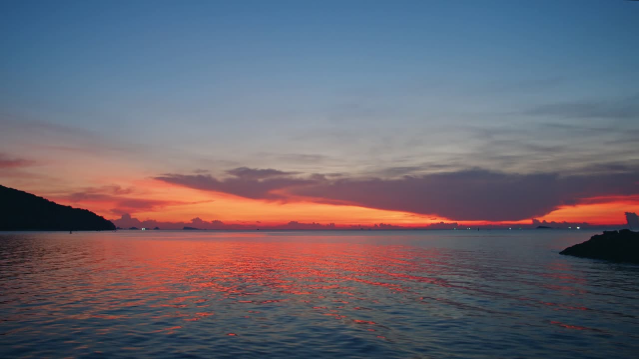 바다 위에 해가 지는 것