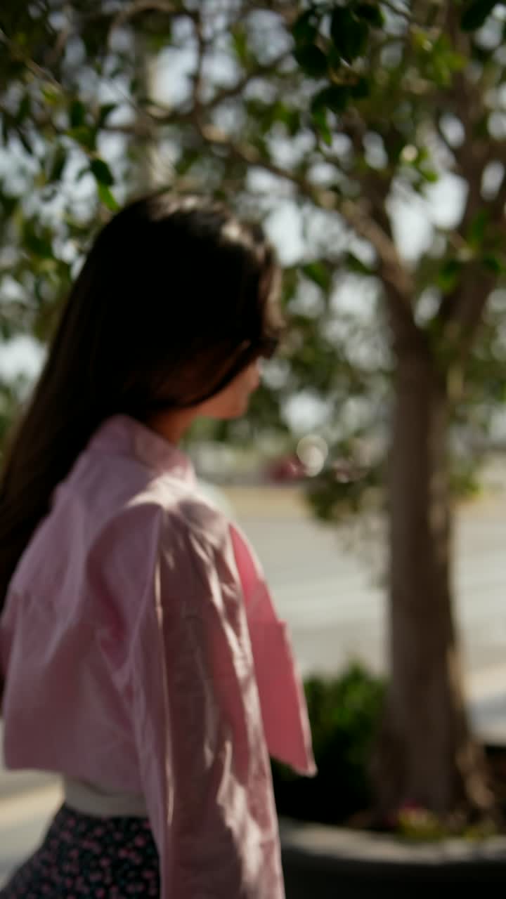 분홍색 셔츠를 입은 여자