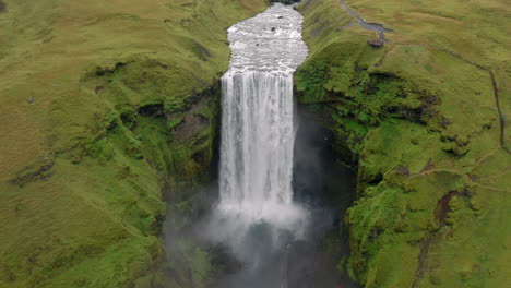 Imágenes-Aéreas-De-Drones-De-La-Cascada-De-Skogafoss-En-Islandia