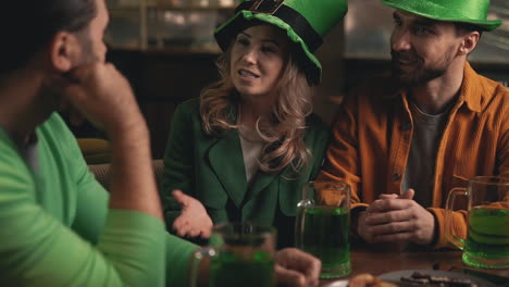 Freunde-Feiern-St.-Patrick&#39;s-Day-In-Einer-Kneipe-5