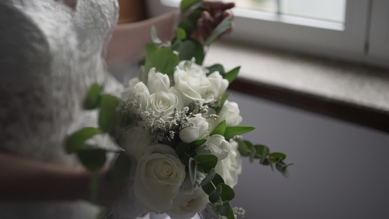 Primo piano di bouquet da sposa con rose e vegetazione