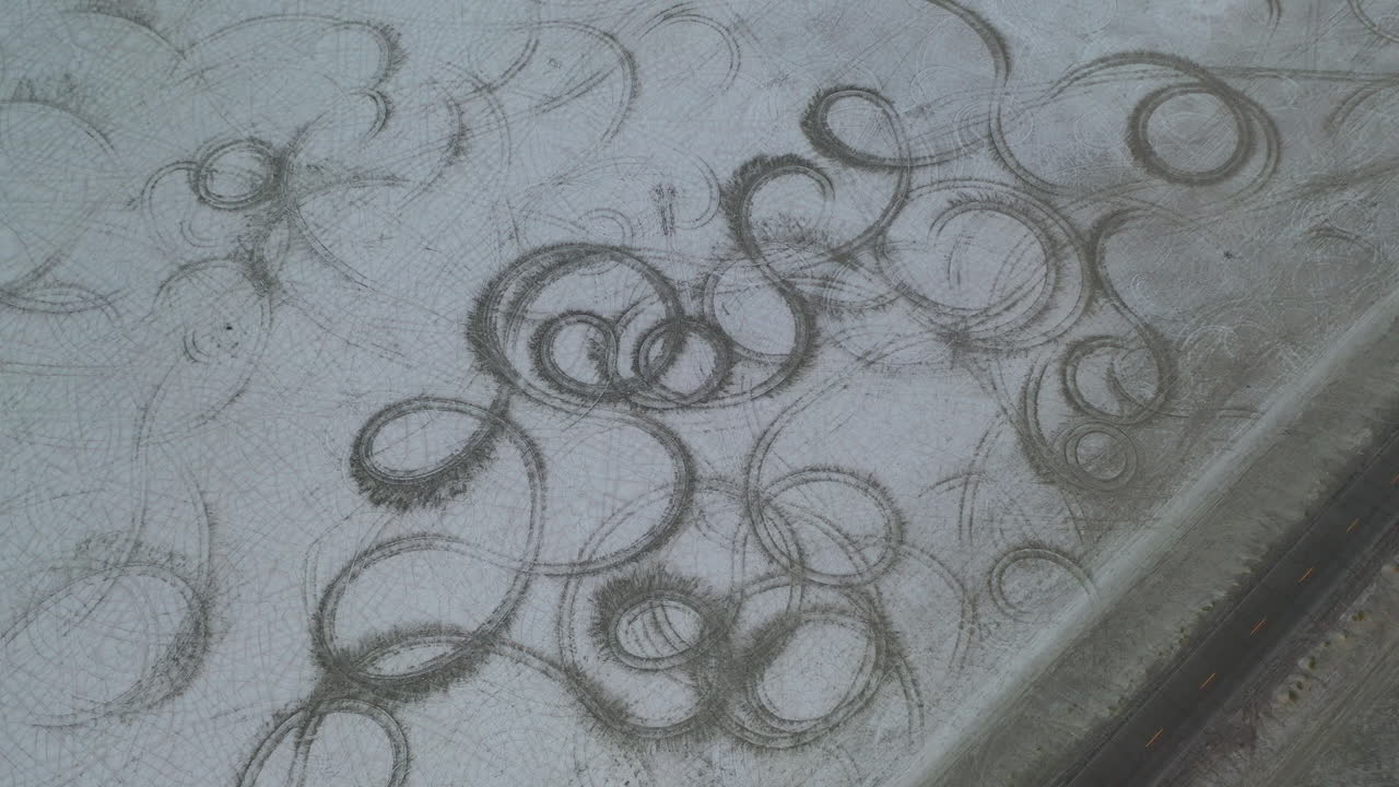 도로 옆 소금 평원의 하얀 흙에 자동차 산책로의 조감도