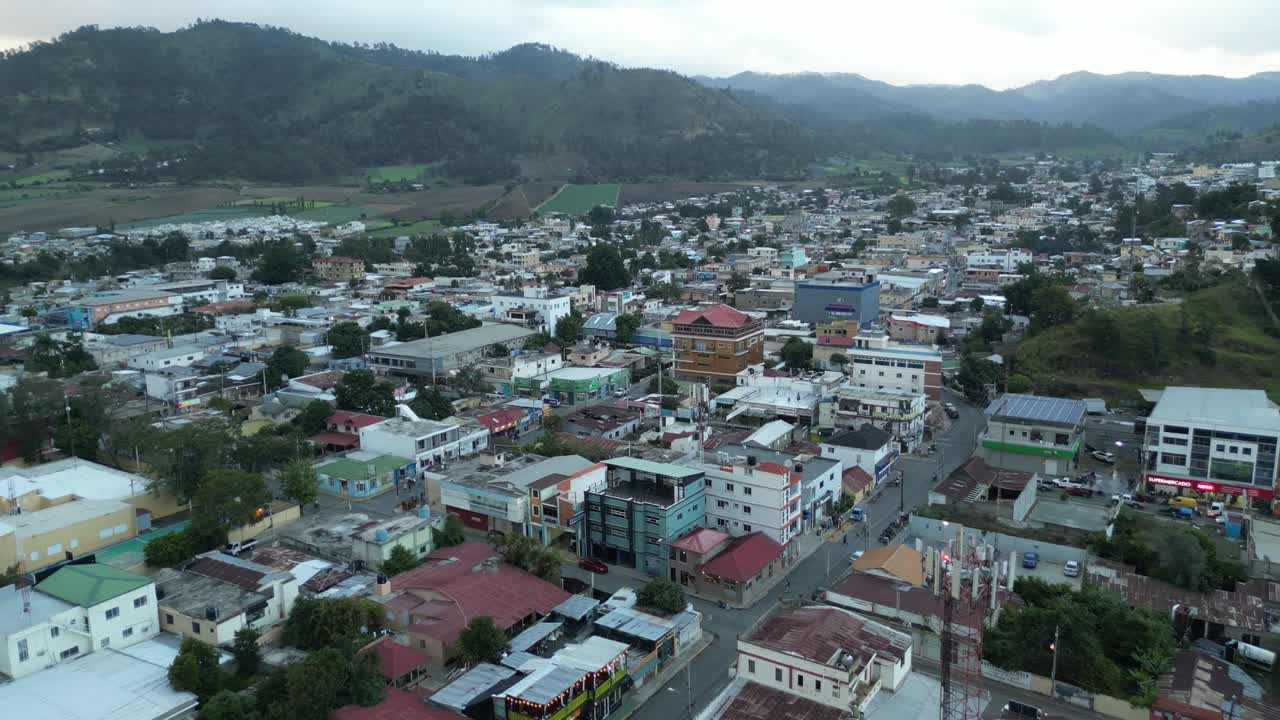 vista aérea del centro de la ciudad de constanza en la montañosa provincia de la vega en la cordillera central de la república dominicana
