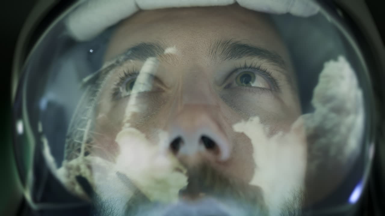 astronauta con casco espacial