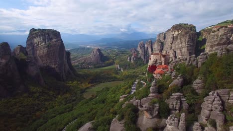 Hermosa-Antena-Sobre-Las-Formaciones-Rocosas-Y-Los-Monasterios-De-Meteora,-Grecia-10