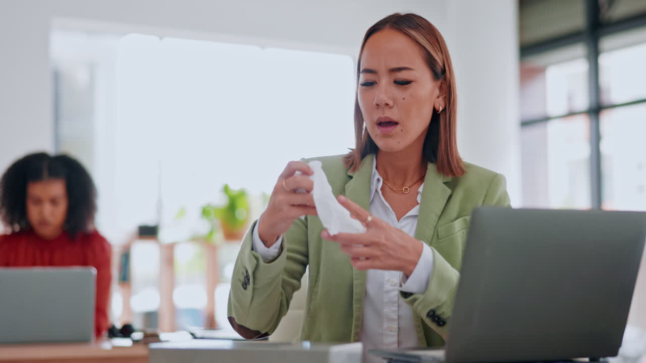 작업, 재채기 및 티슈와 함께 책상에 아시아 여성