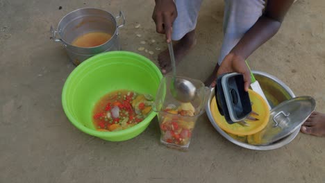 chef negra preparando fufu comida tradicional de áfrica occidental, mezclando las verduras