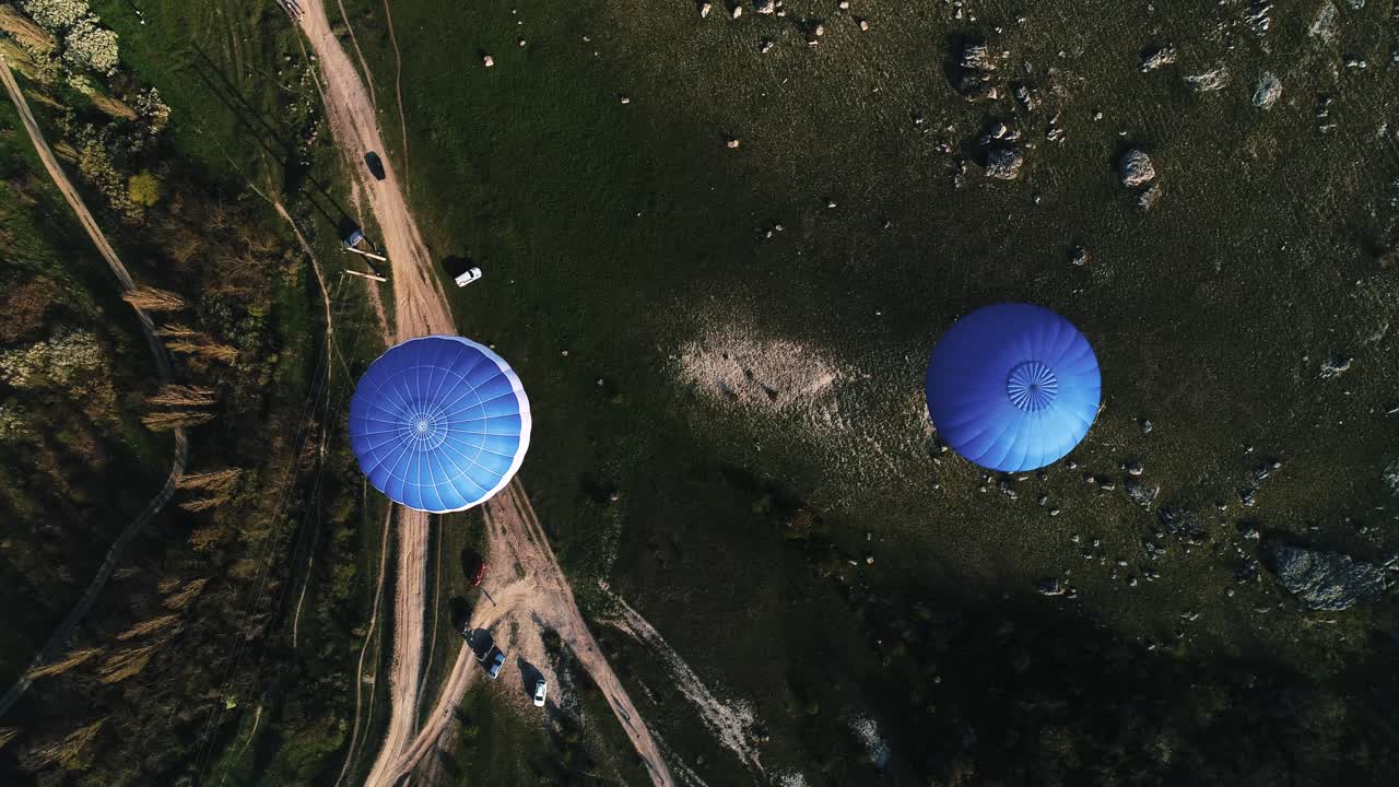 경치 좋은 풍경 위 에 있는 두 개의 뜨거운 공기 풍선