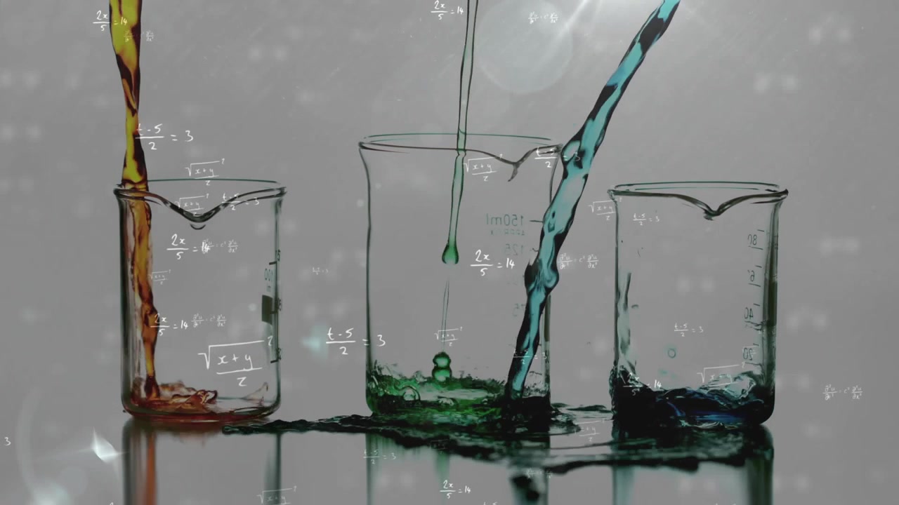 Tre becher che ricevono gocce verdi da una pipetta e versamenti color ambra e verde acqua che schizzano, con formule matematiche sovrapposte, in una dimostrazione di chimica.