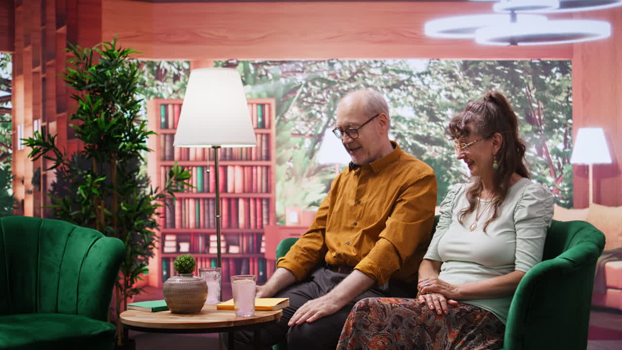 노인 부부는 물 한 잔에 걱거리는 비타민 약을 넣고 있습니다.