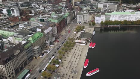 volando a través de la ciudad de hamburgo, alemania, inclinando la cámara hacia arriba