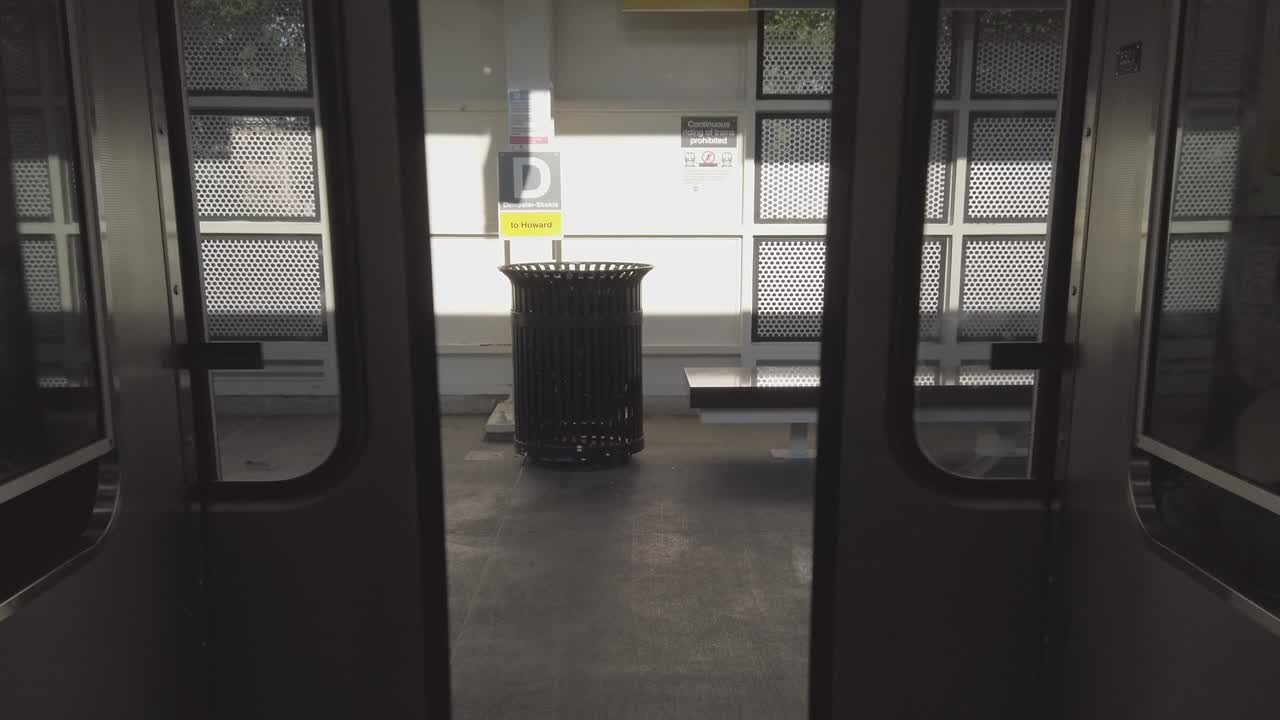 기차 플랫폼에서 닫히는 기차 문